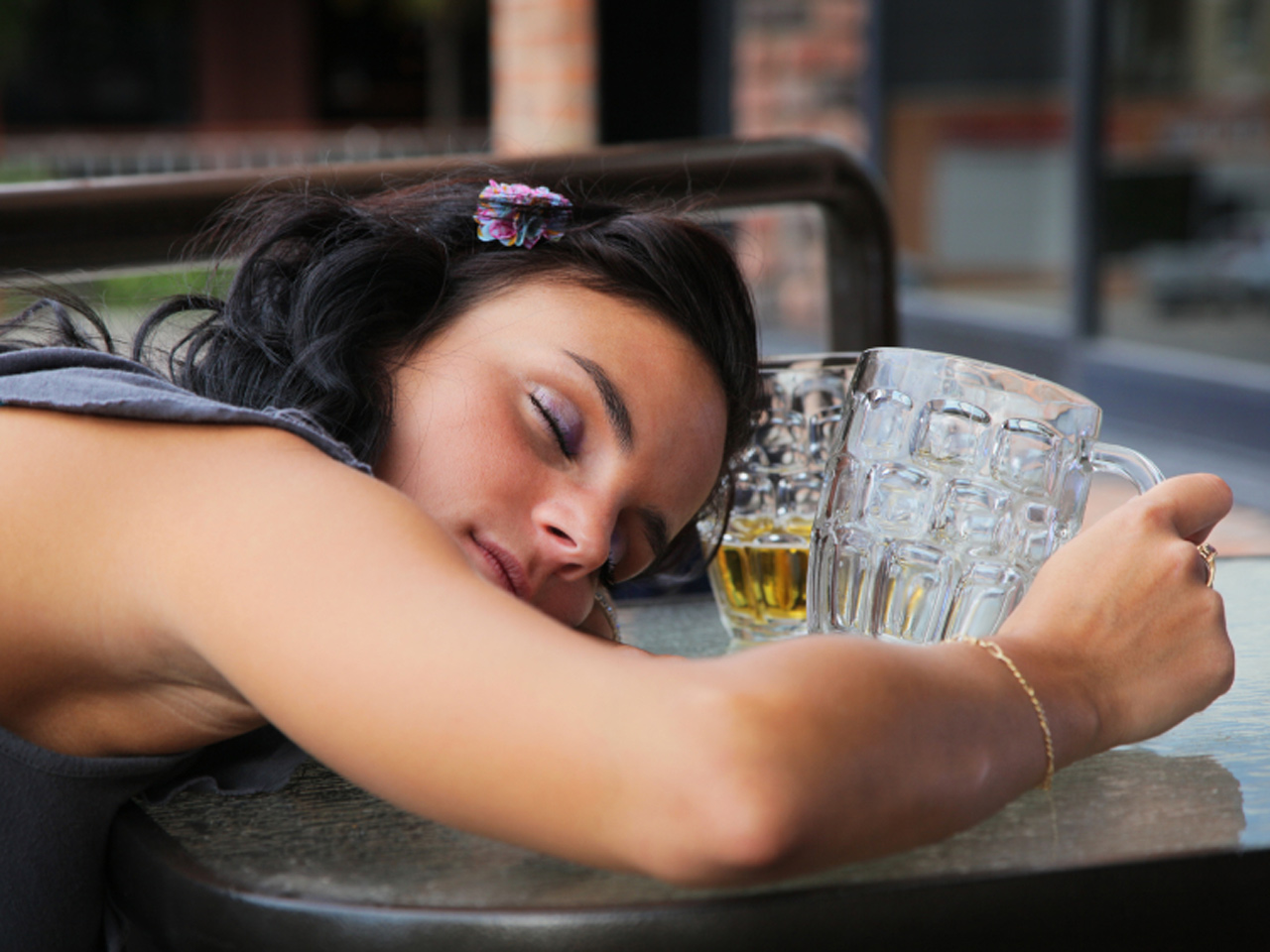 Study Teens Who Watch Movies Featuring Booze More Likely To Binge Drink Cbs News