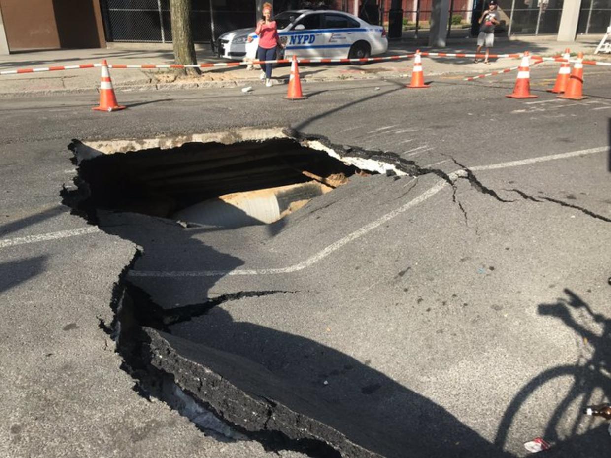 Sinkhole Nearly Swallows Car In Bushwick Brooklyn Cbs New York