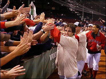 Red Sox Fans Cross Their Fingers - CBS News