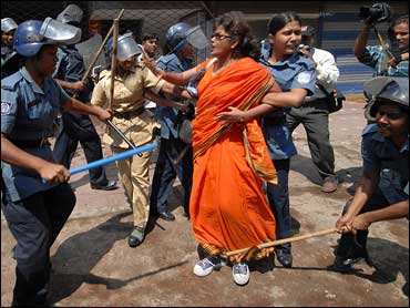 Police, Protesters Clash In Bangladesh - CBS News