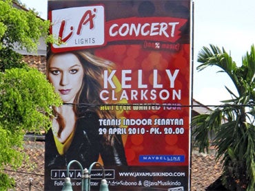 Indonesia Smoking Debate Ensnares Kelly Clarkson - CBS News