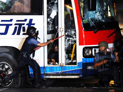 Manila, Philippines Bus Standoff Ends With Hijacker Rolando Mendoza, 7 ...