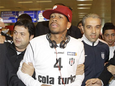 FOTO: Allen Iverson é apresentado com festa à torcida do Besiktas