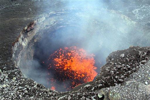 Kilauea Summit Vent Rocks Fall Into Lava Lake - CBS News