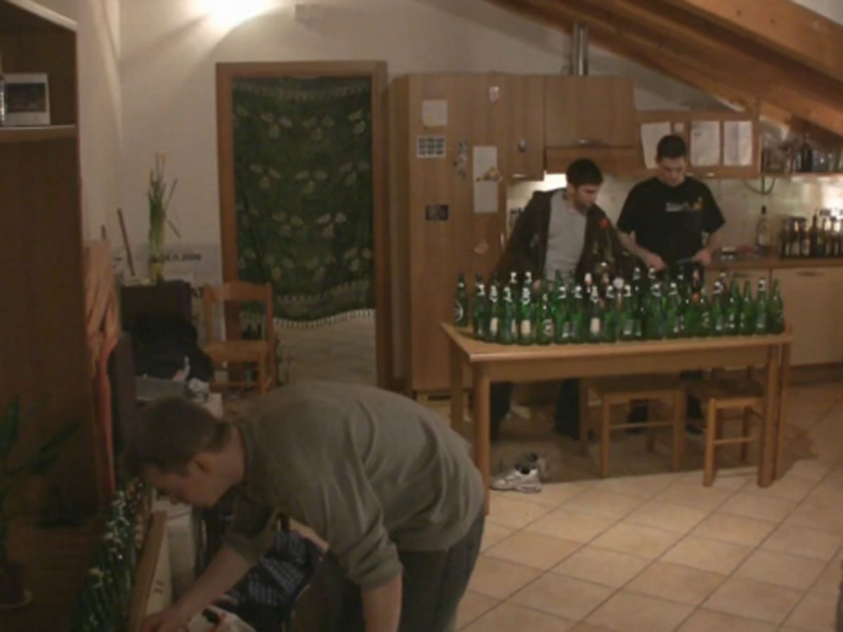 "Flight of the Bumblebee" on 101 bottles (VIDEO) CBS News