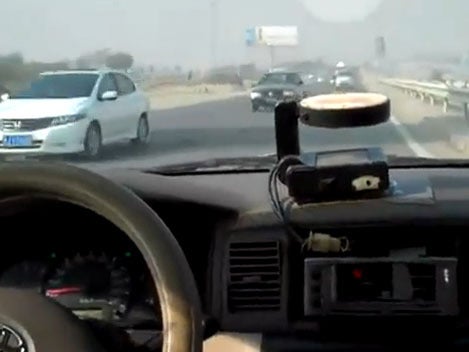 Crazy taxi driver in China drives against traffic on freeway (VIDEO ...