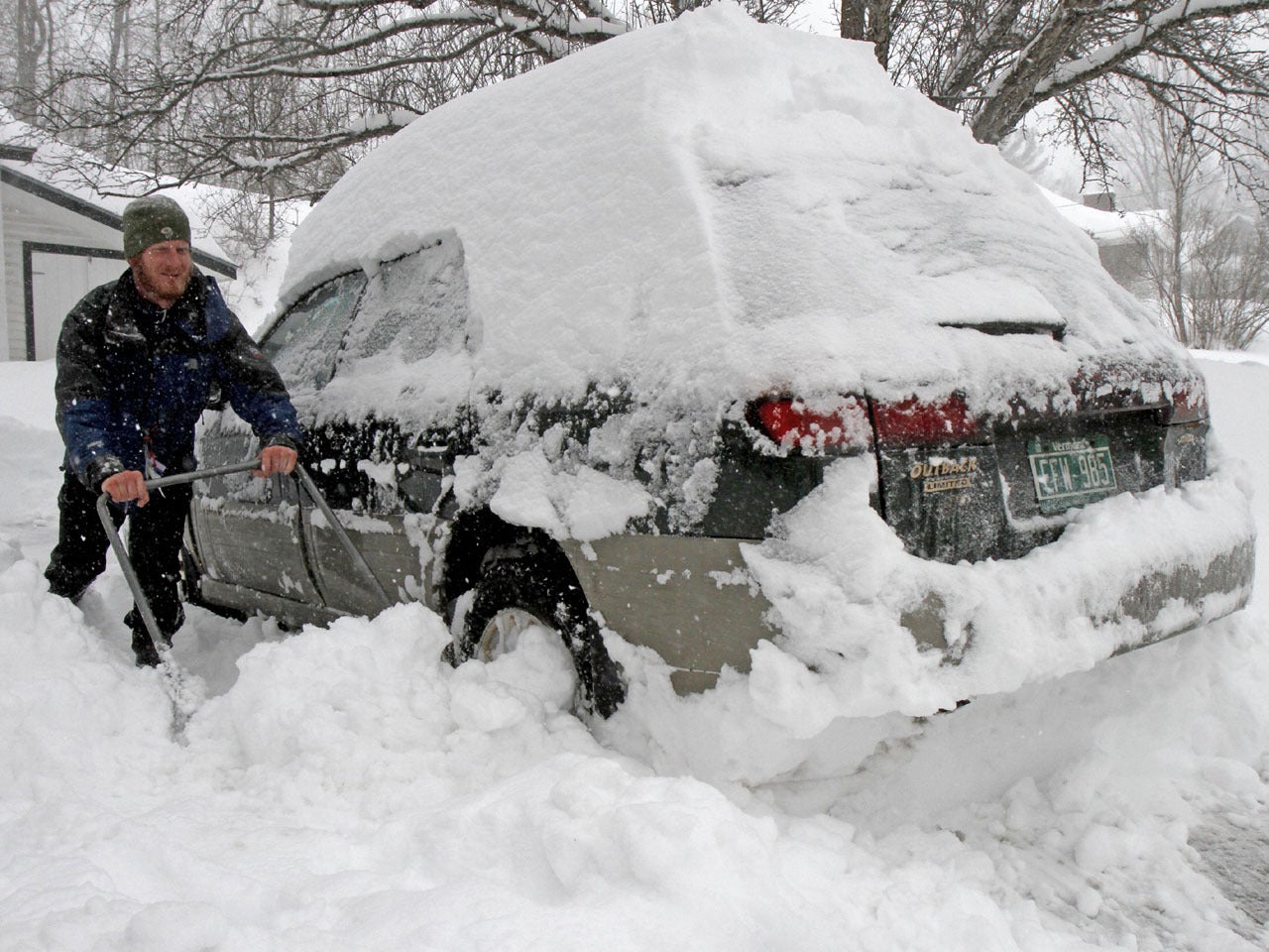 Snowstorm, floods deluge New England - CBS News