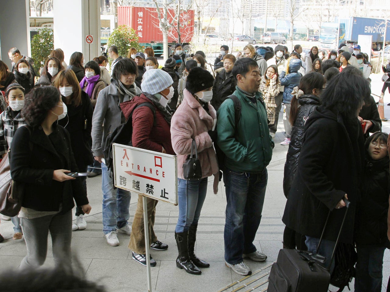 As Foreigners Flee Japanese Lament Lack Of Info Cbs News