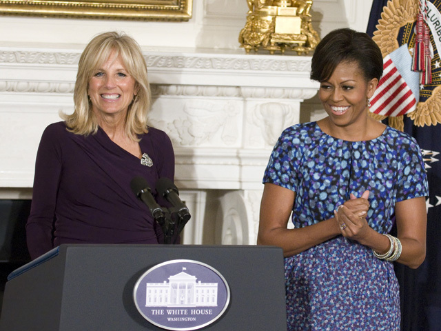 Jeg tror, ​​jeg er syg Elegance Loaded Michelle Obama and Jill Biden to visit "The View" - CBS News