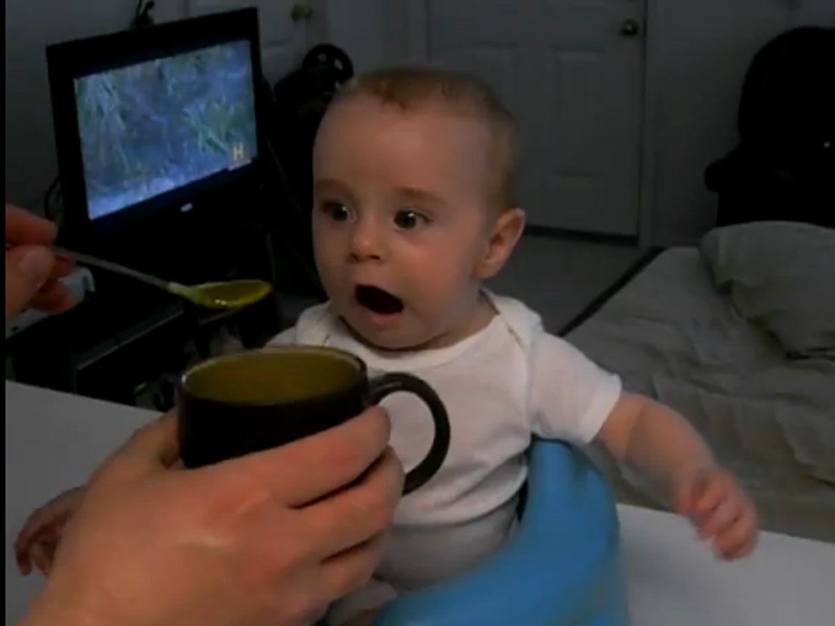 Adorable Baby's first taste of green beans CBS News