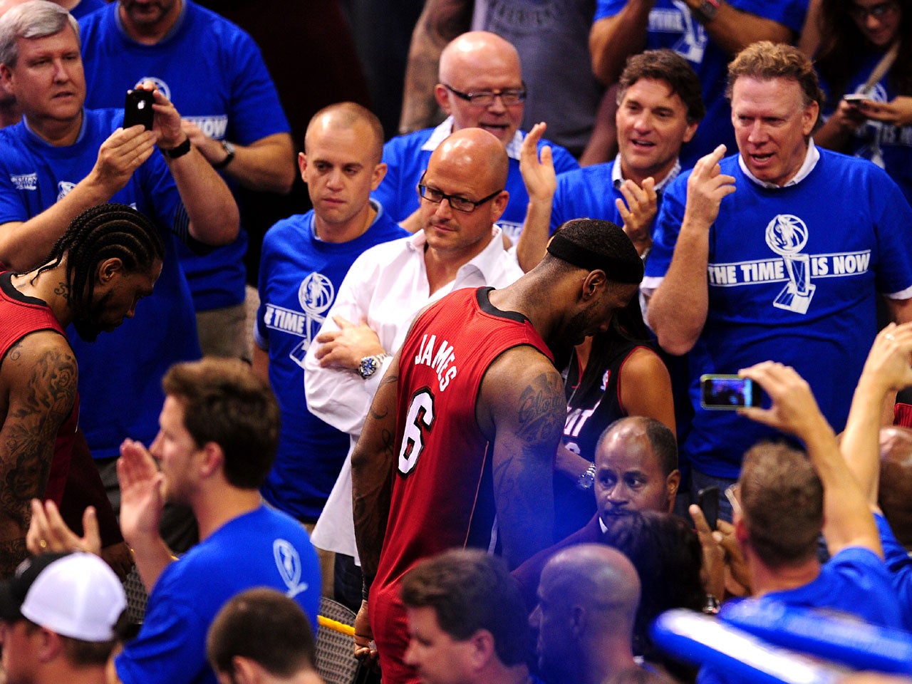 Mavericks beat Heat in a nailbiter, even series CBS News