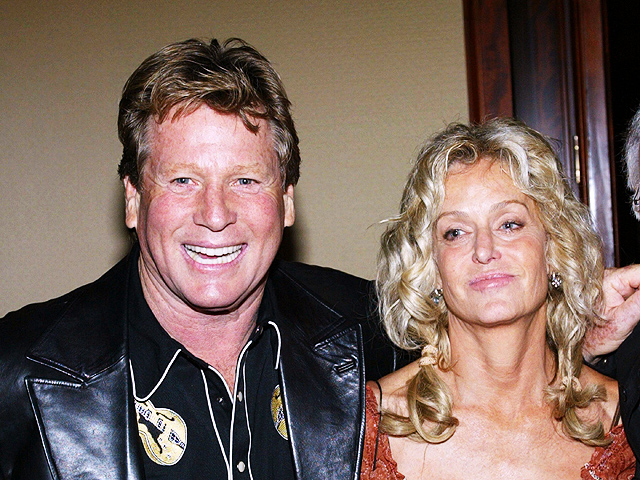 How Farrah Fawcett and Ryan O'Neal Descended into Drugs, Infidelity, and  Family Infighting