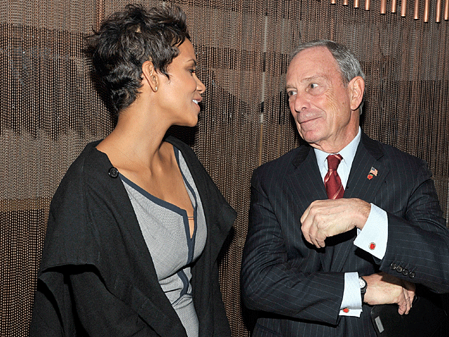 008-116228270_halle_berry.gif 