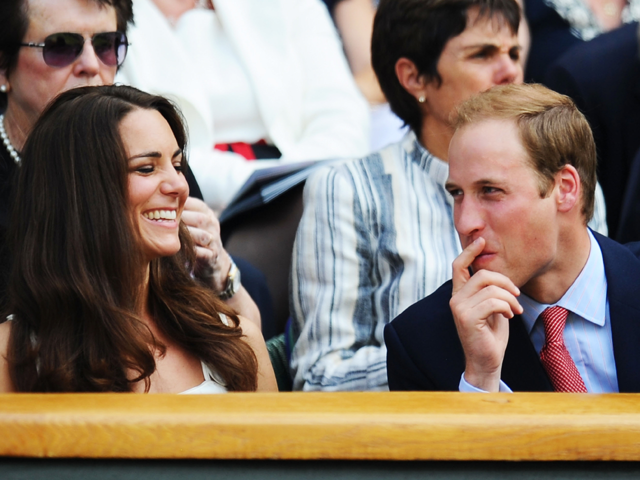 Prince William and Kate Middleton light up Wimbledon - CBS News