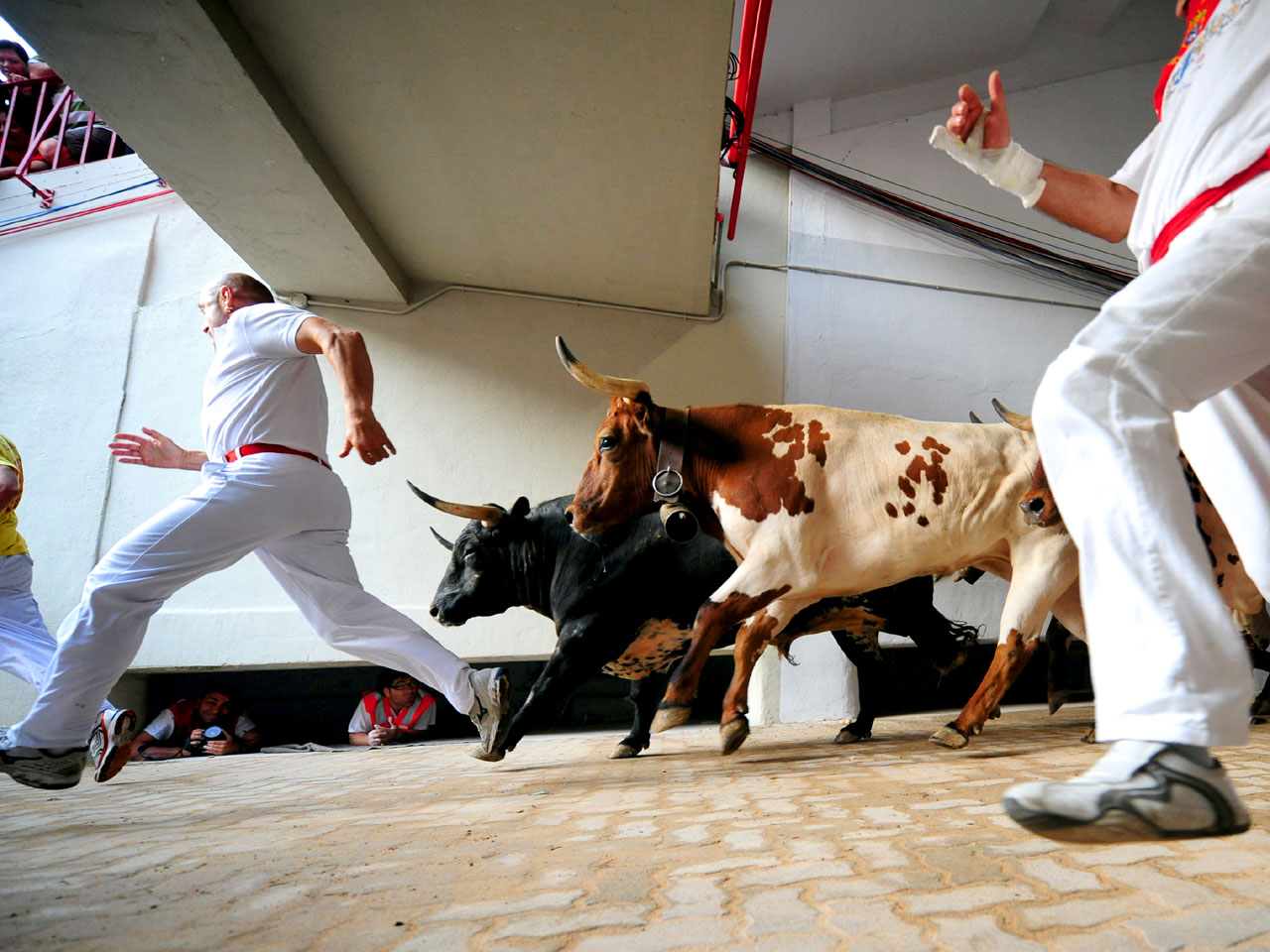 in-spain-running-with-the-bulls-takes-strategy-cbs-news