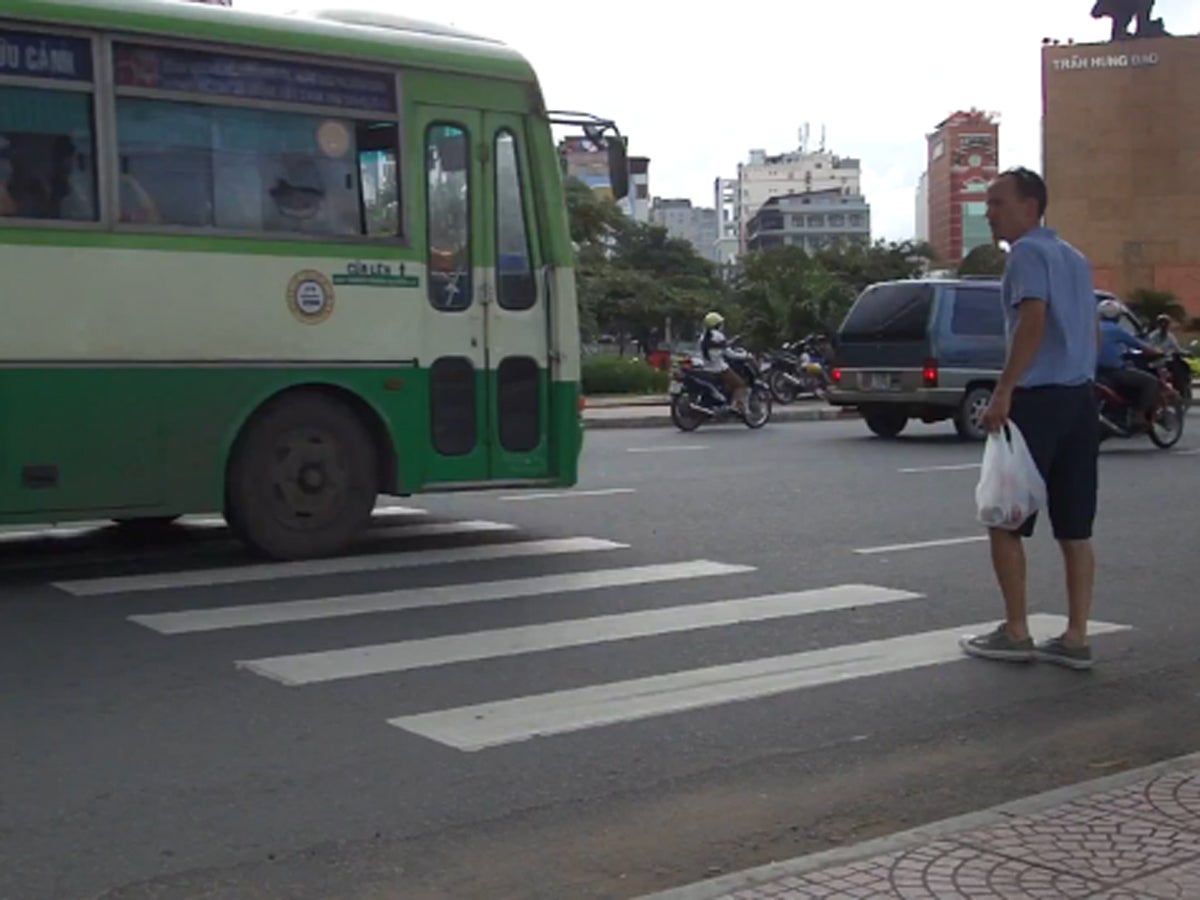 Man plays reallife game of "Frogger" to cross the street CBS News