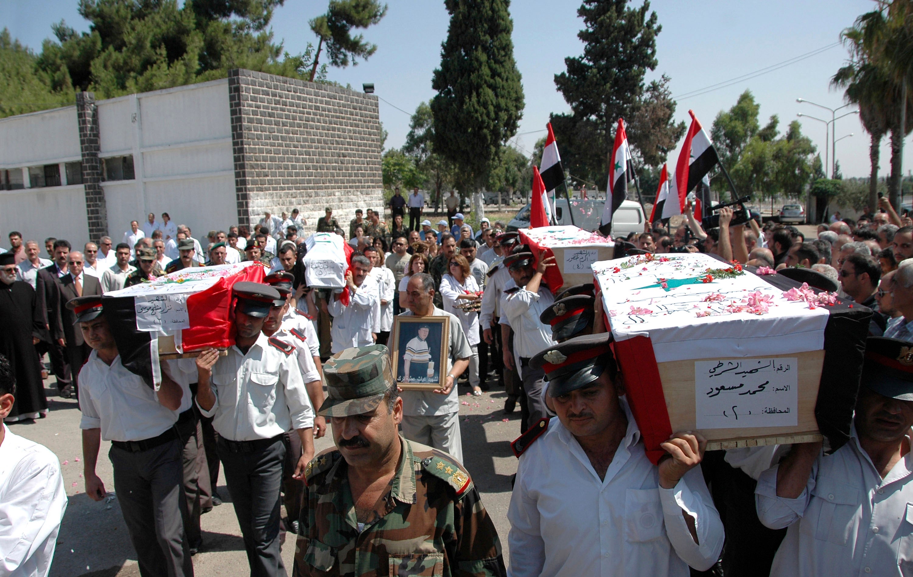 Syria forces fire on funeral procession; 10 die - CBS News
