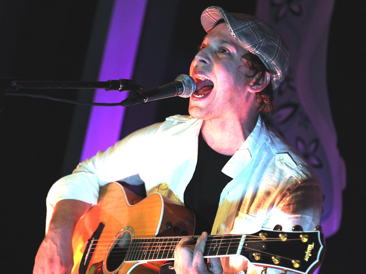 Singer Gavin DeGraw released from hospital after attack CBS News