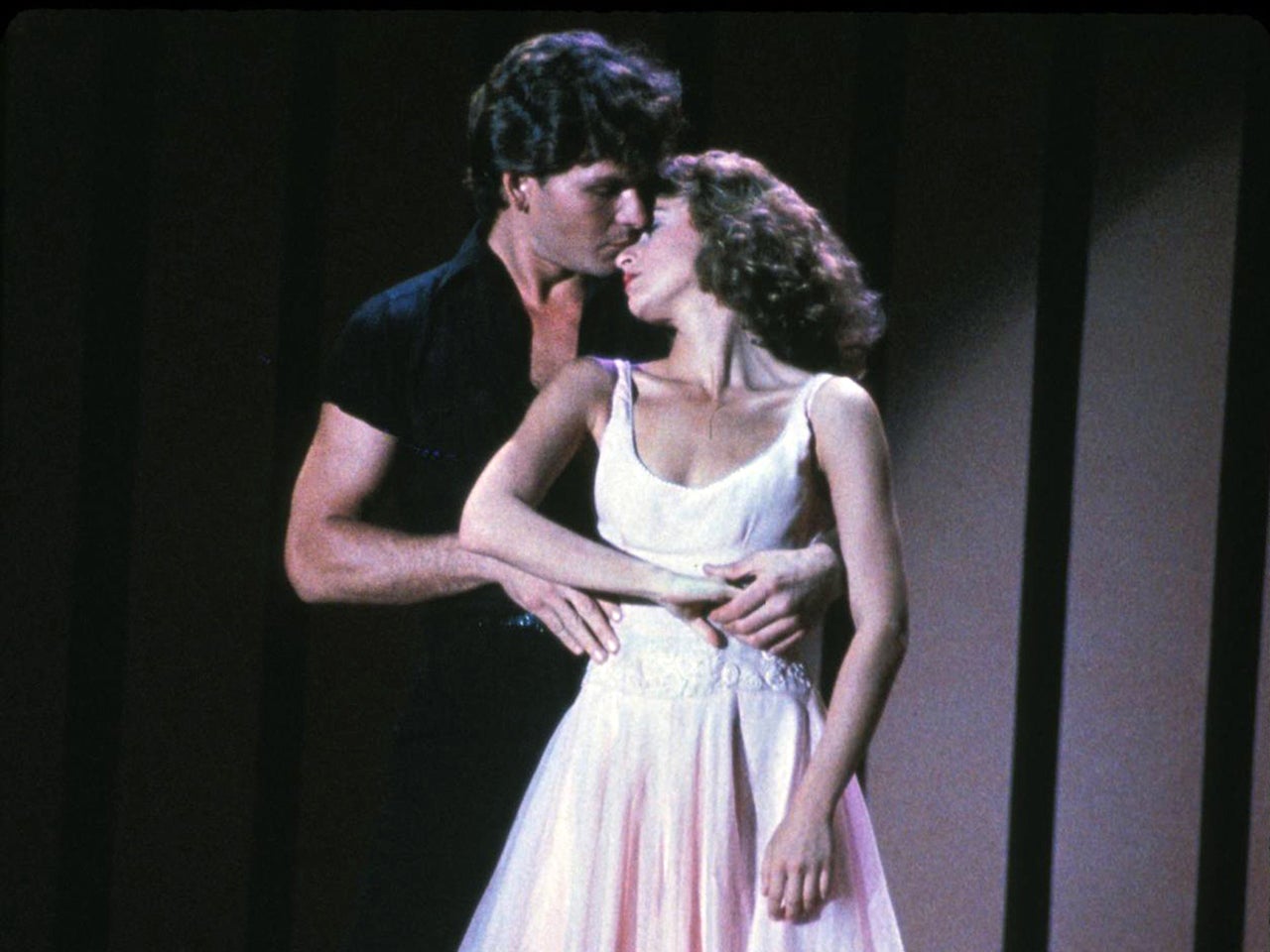 Jennifer Grey "excited" about "Dirty Dancing" remake CBS News(00)