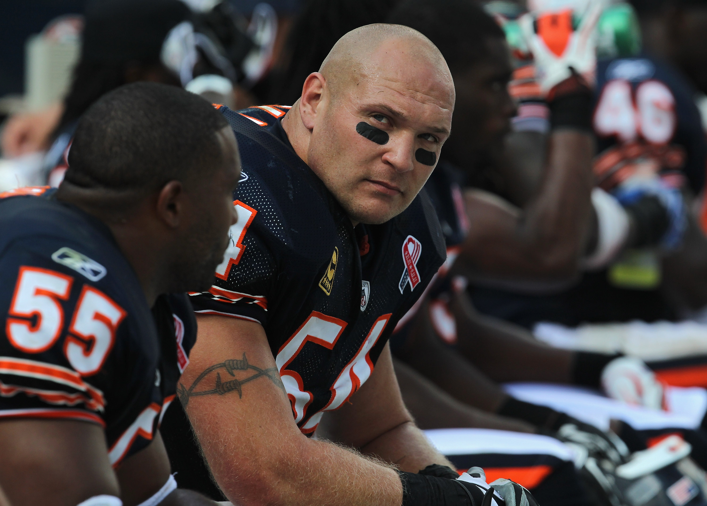 Urlacher leaves Bears following mom's death