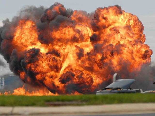 Pilot killed in W.Va. air show crash - CBS News