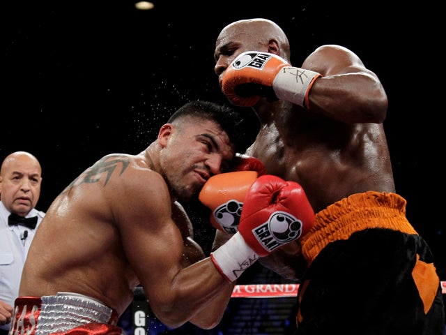 Mayweather wins by 4th-round knockout - CBS News