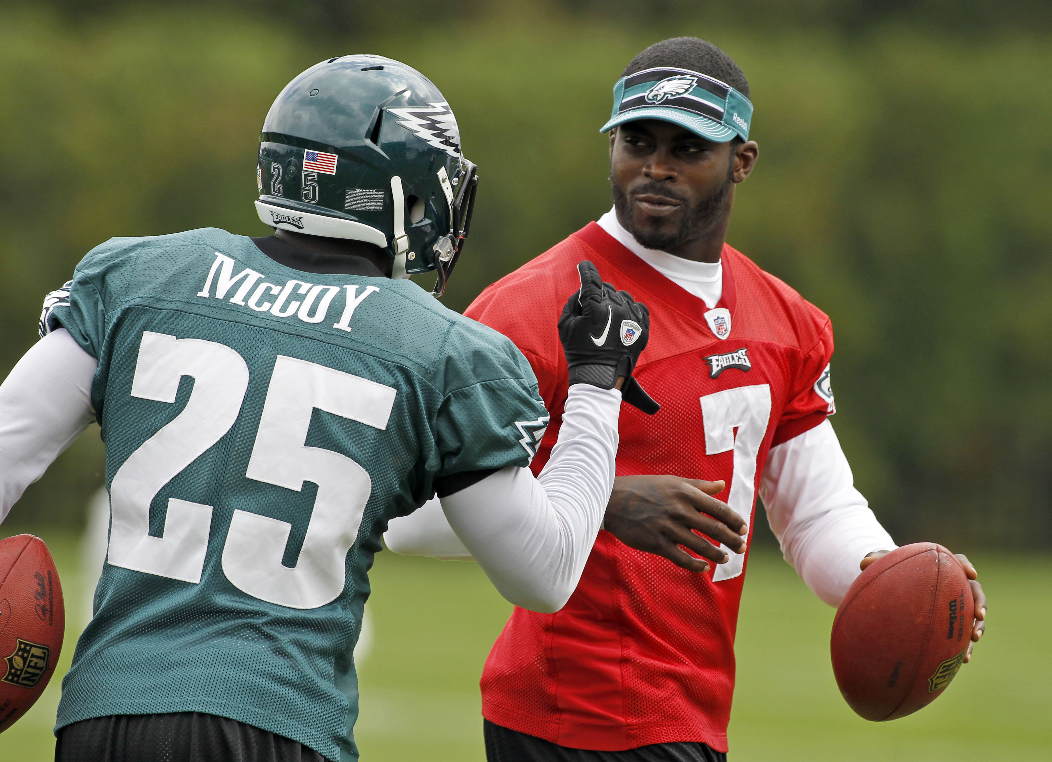 Michael Vick back in uniform and practicing with Philadelphia Eagles 