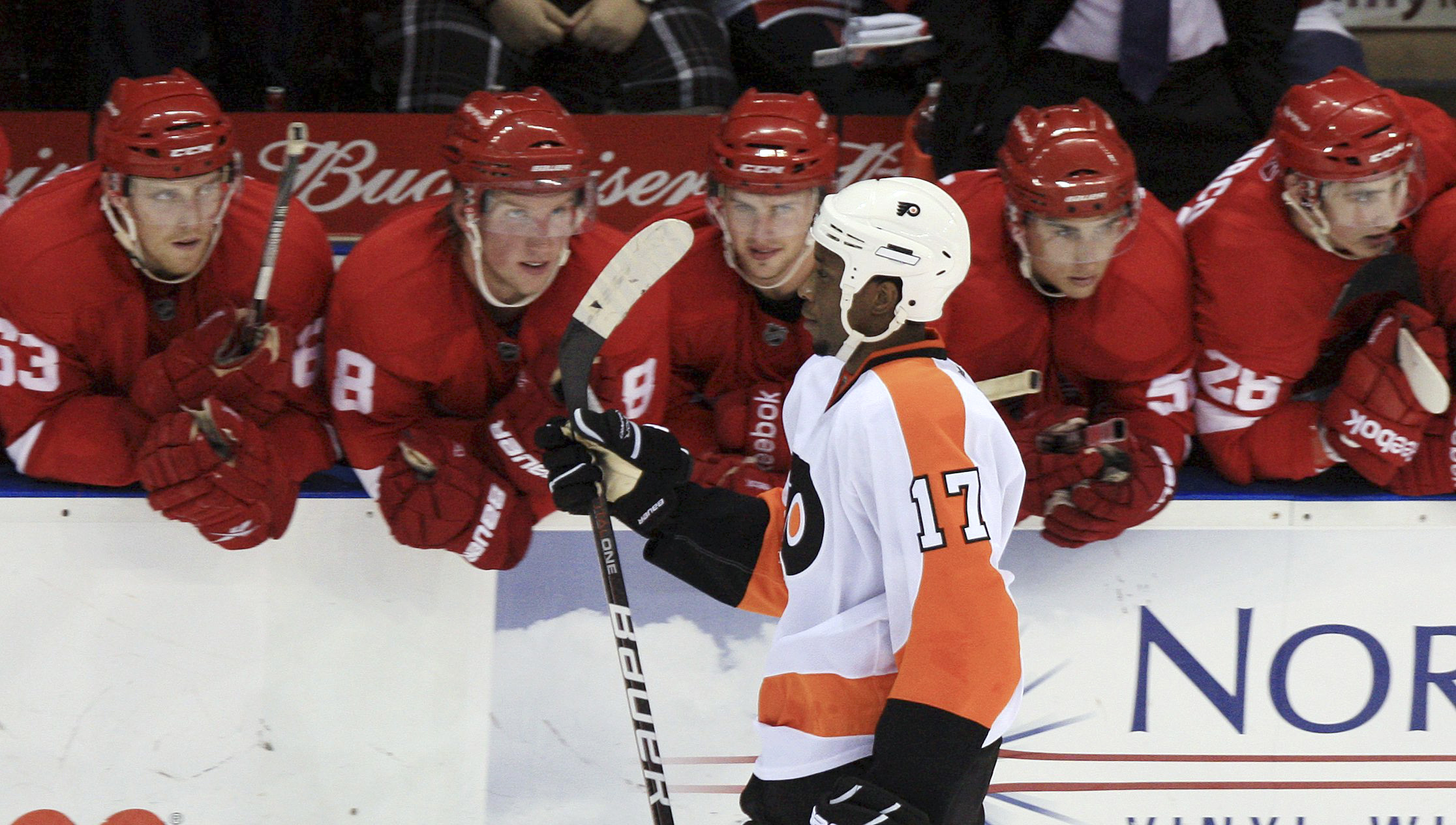 Wayne Simmonds shows off Philadelphia Flyers' Stadium Series jersey