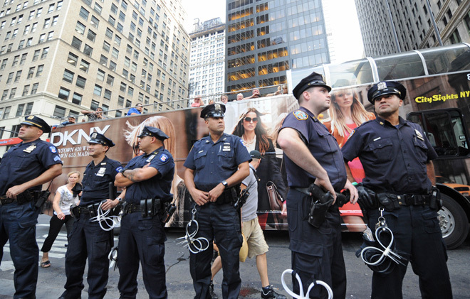 Nypd To Investigate Pepper Spraying At Protest Cbs News 3896