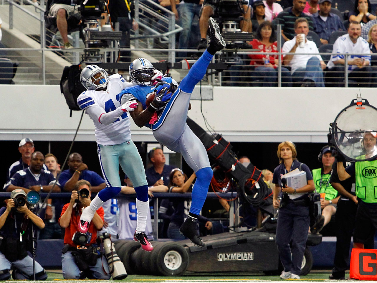 Detroit Lions wide receiver Calvin Johnson (81) runs triumphantly for an  87-yard touchdown after escaping two defenders during second half NFL  action between the New York Giants and Detroit Lions at the