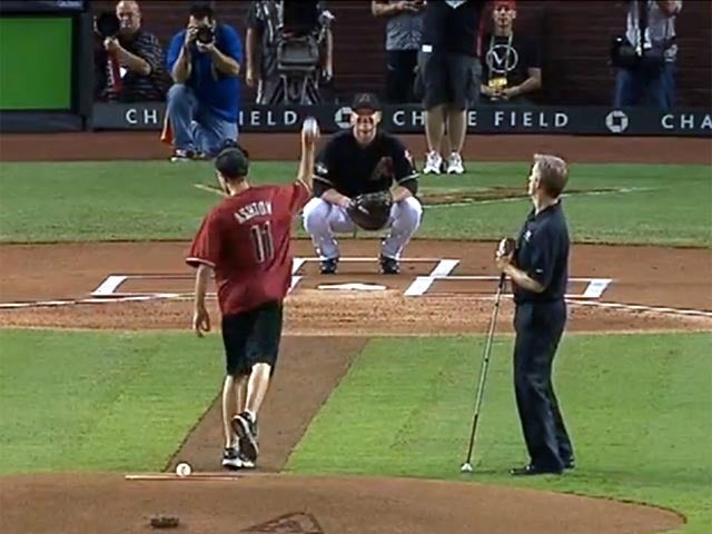 Blind teenager throws a strike at D-backs game - CBS News