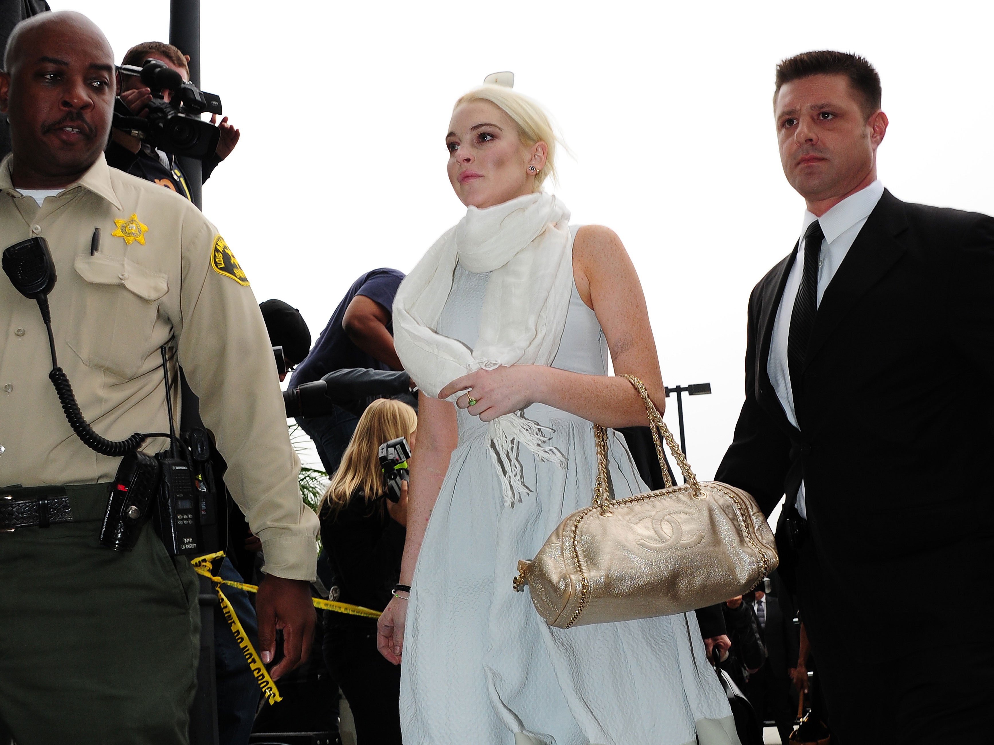 Lindsay Lohan In Handcuffs After Judge Revokes Probation Cbs News