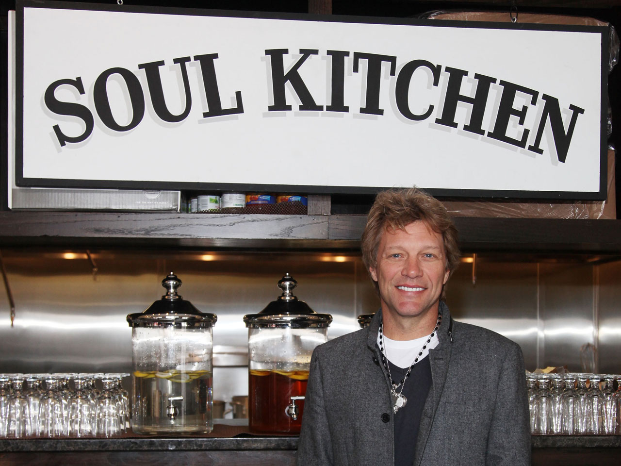 meer Titicaca ornament Mand Jon Bon Jovi opens charity restaurant in New Jersey - CBS News