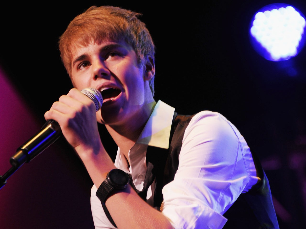 Justin Bieber breaks YouTube record - CBS News