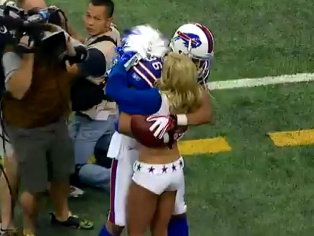 Buffalo Bills receiver David Nelson scores TD, then gives ball to Dallas  Cowboys cheerleader and girlfriend, Kelsi Reich – New York Daily News