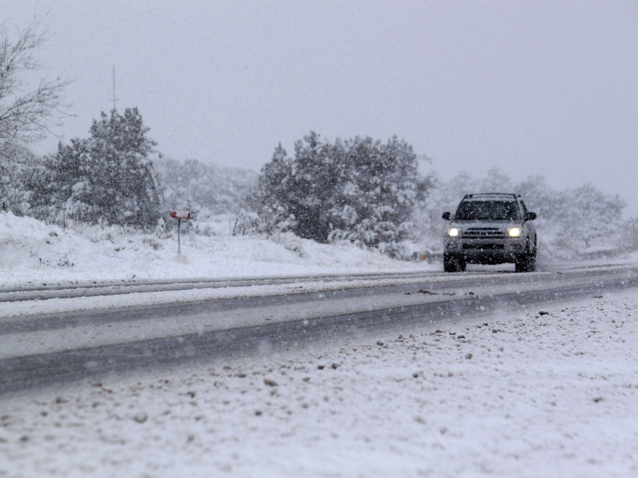 Massive blizzard snarls Midwest travel - CBS News