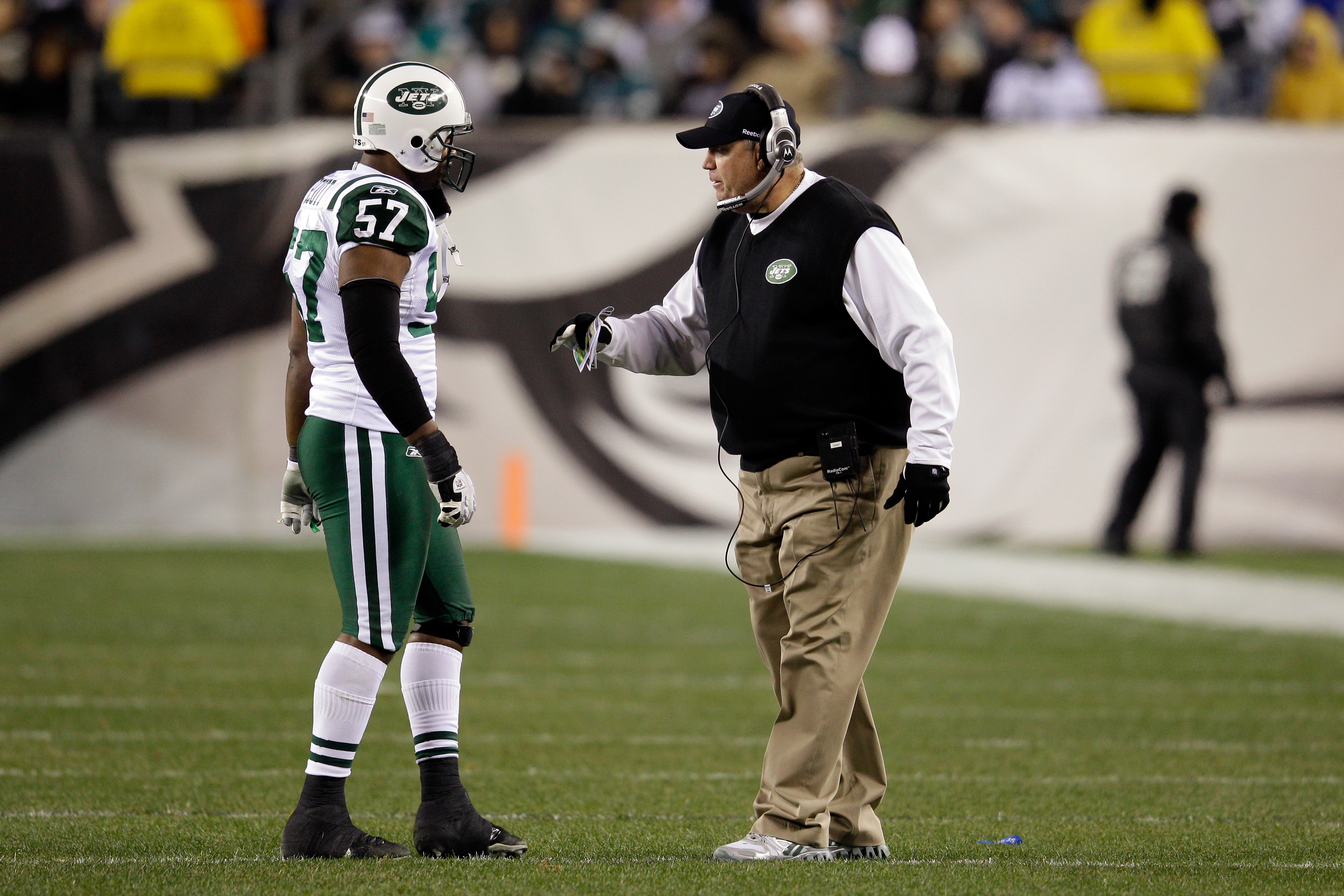 Jets LB Bart Scott threatens reporter in locker room 