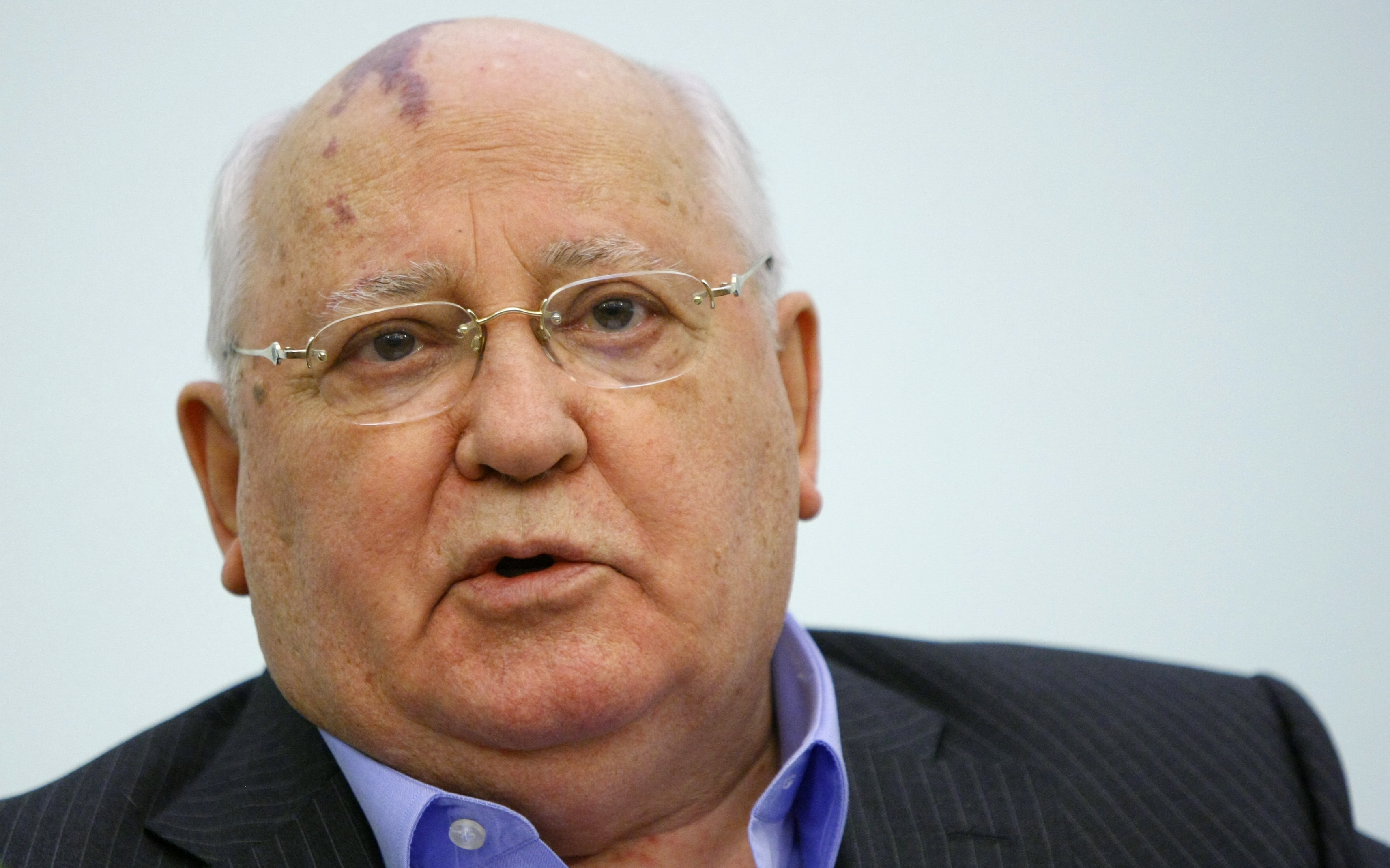 Mikhail Gorbachev Warns Ukraine Crisis Could Turn Into Hot War With Russia Cbs News 