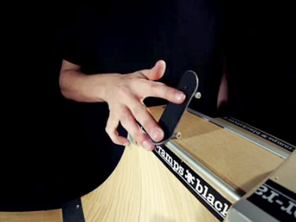 Professional fingerboarder shows off some (surprisingly) mad skills