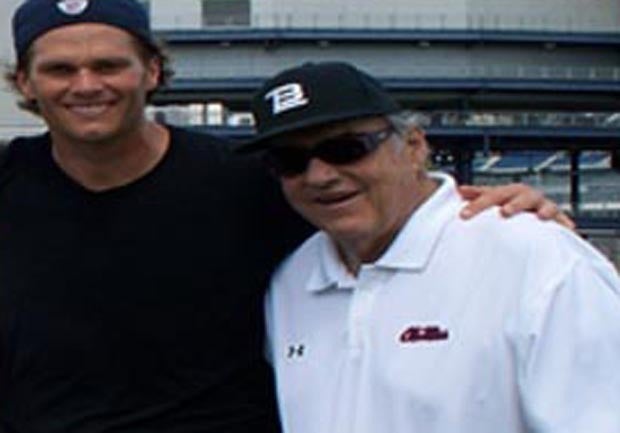 Tom Brady's longtime mentor dies - CBS News