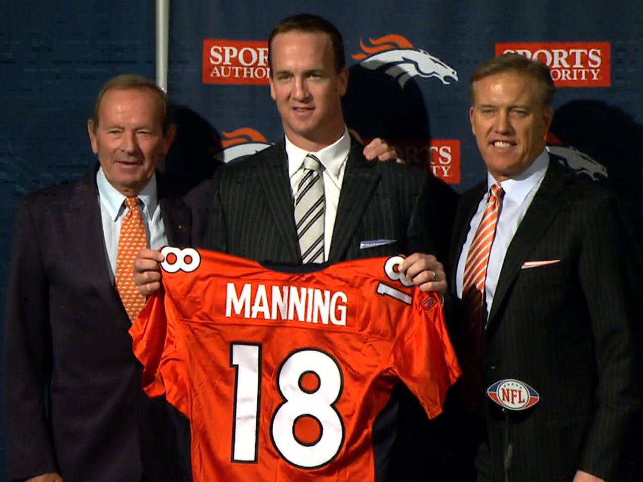 It S Official Peyton Manning Goes To Broncos Cbs News