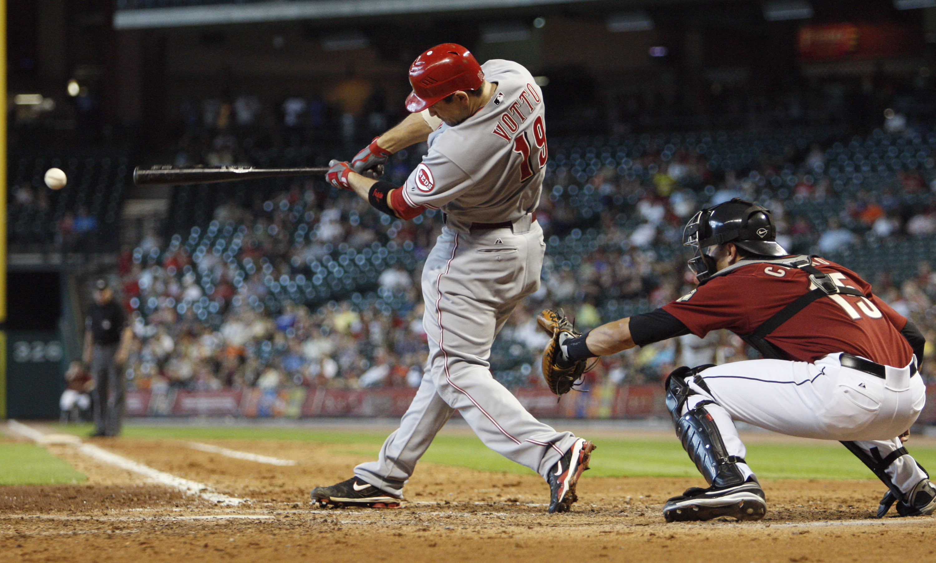 Votto agrees to 10-year, $225-million extension with Reds 