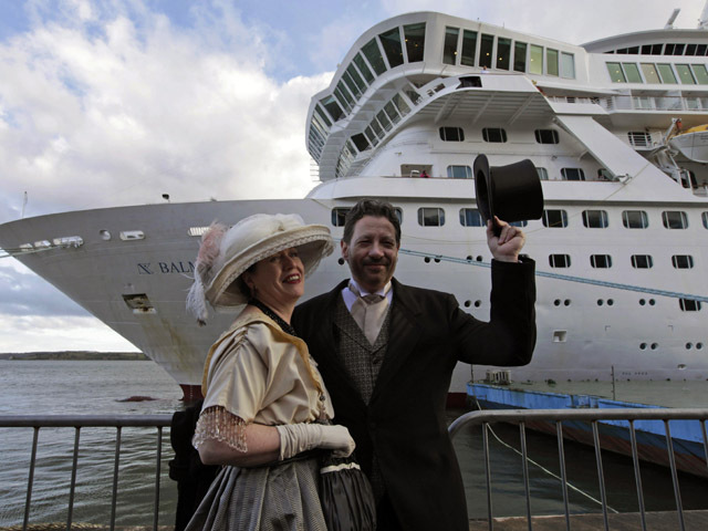 Titanic memorial cruise delayed by medical emergency - CBS News