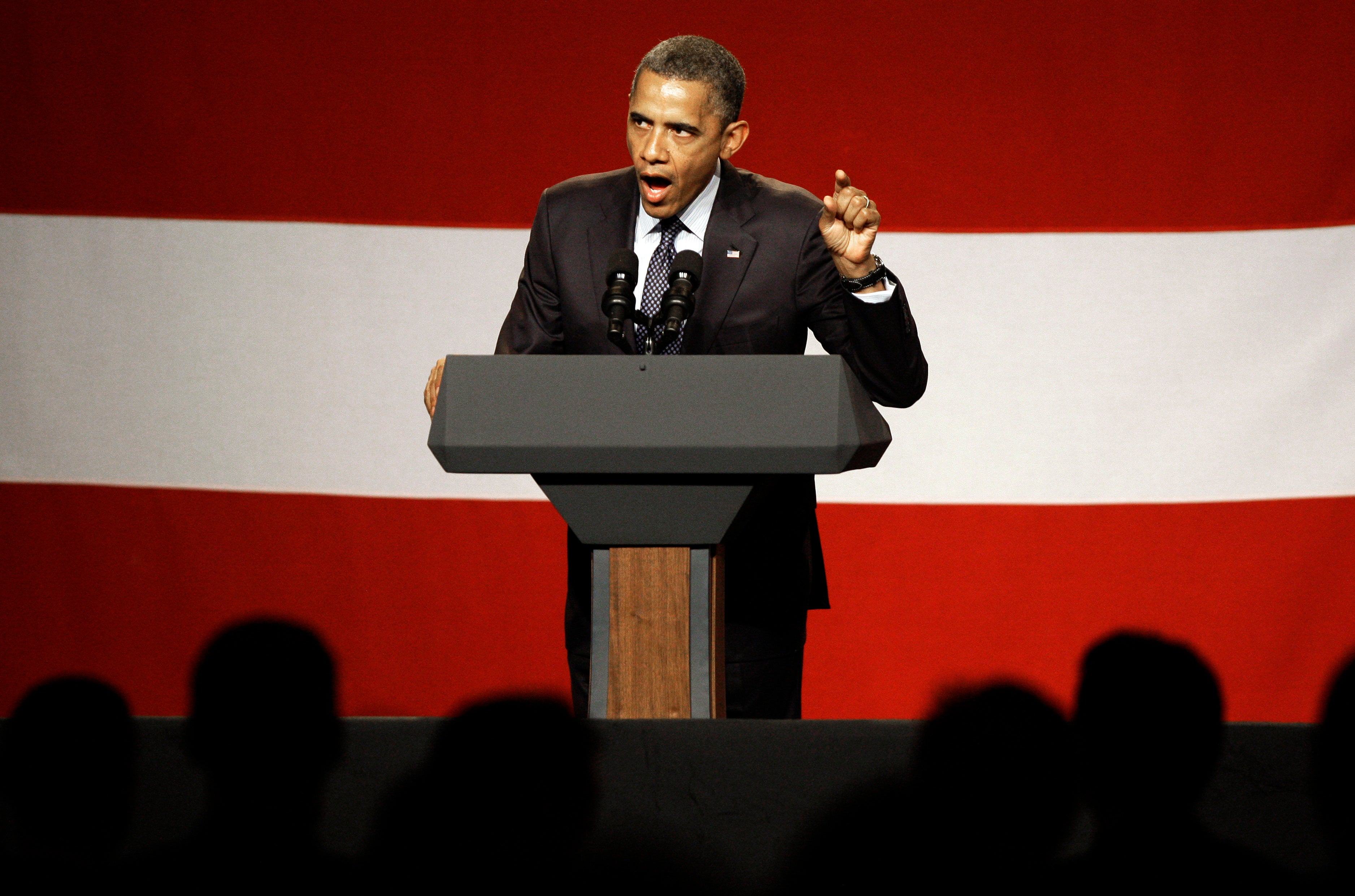 Cash looms large as Obama courts donors - CBS News