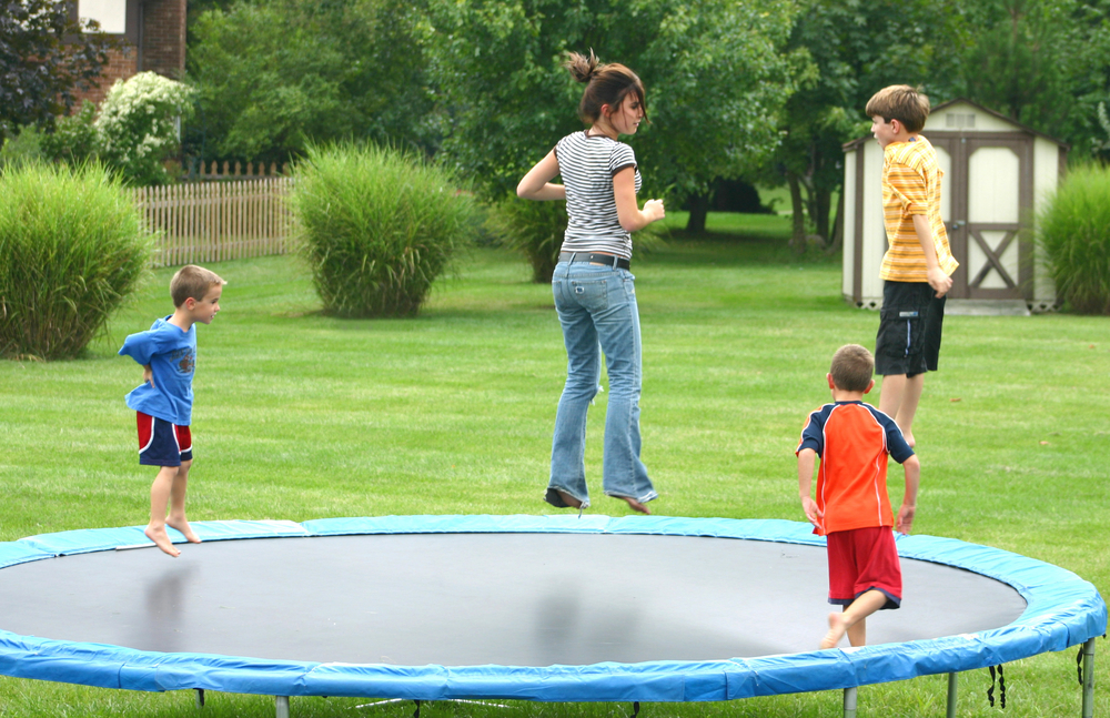 gokken aansporing atomair Pediatricians warn against trampoline use at home, citing injury risks -  CBS News