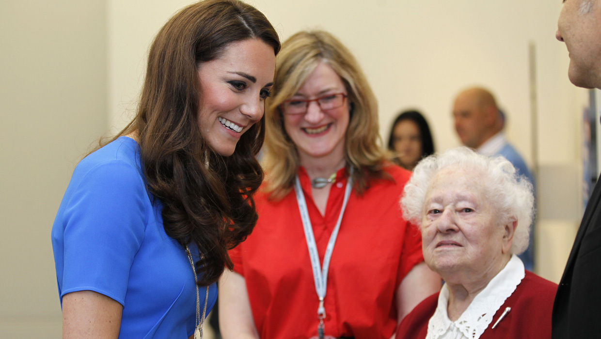 Duchess Kate meets the oldest Olympic torch bearer - CBS News