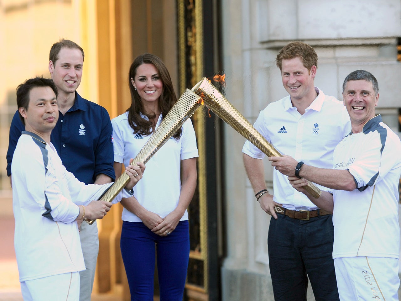 Prince William, Kate and Prince Harry greet Olympic torch at Buckingham(01)