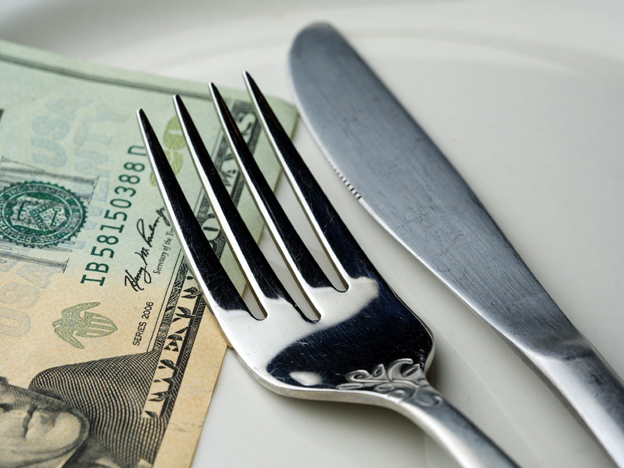 Restaurant workers take revenge over social media CBS News(00)