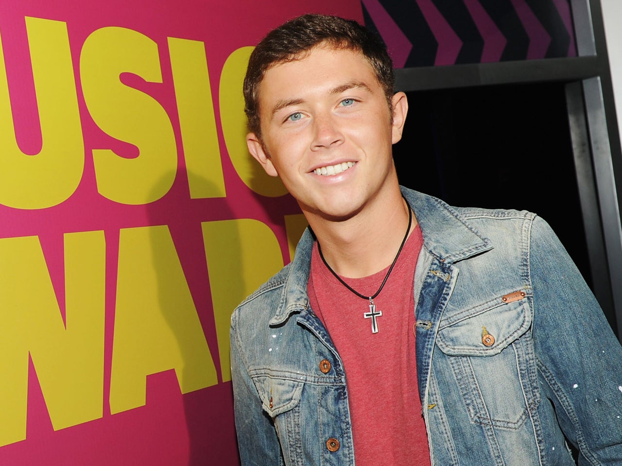 Scotty McCreery falls off stage during concert CBS News