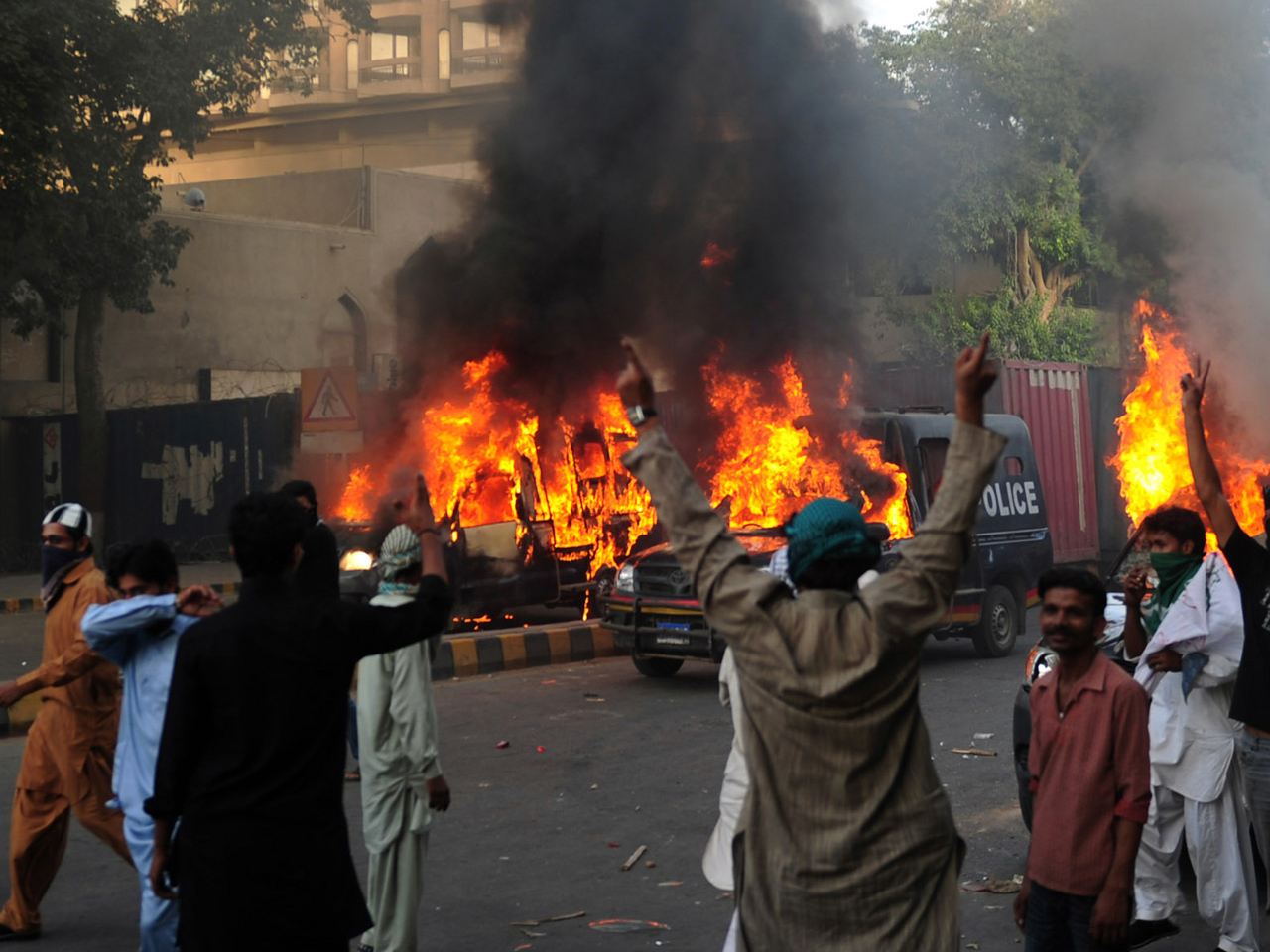 Pakistan hit by deadly riots over anti-Muslim film - CBS News